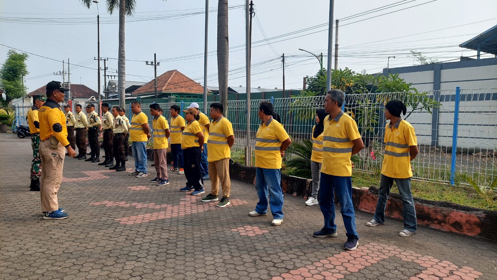 BRIEFING KARYAWAN UNIT PT. FKS MULTI AGRO (MUNCAR BANYUWANGI)